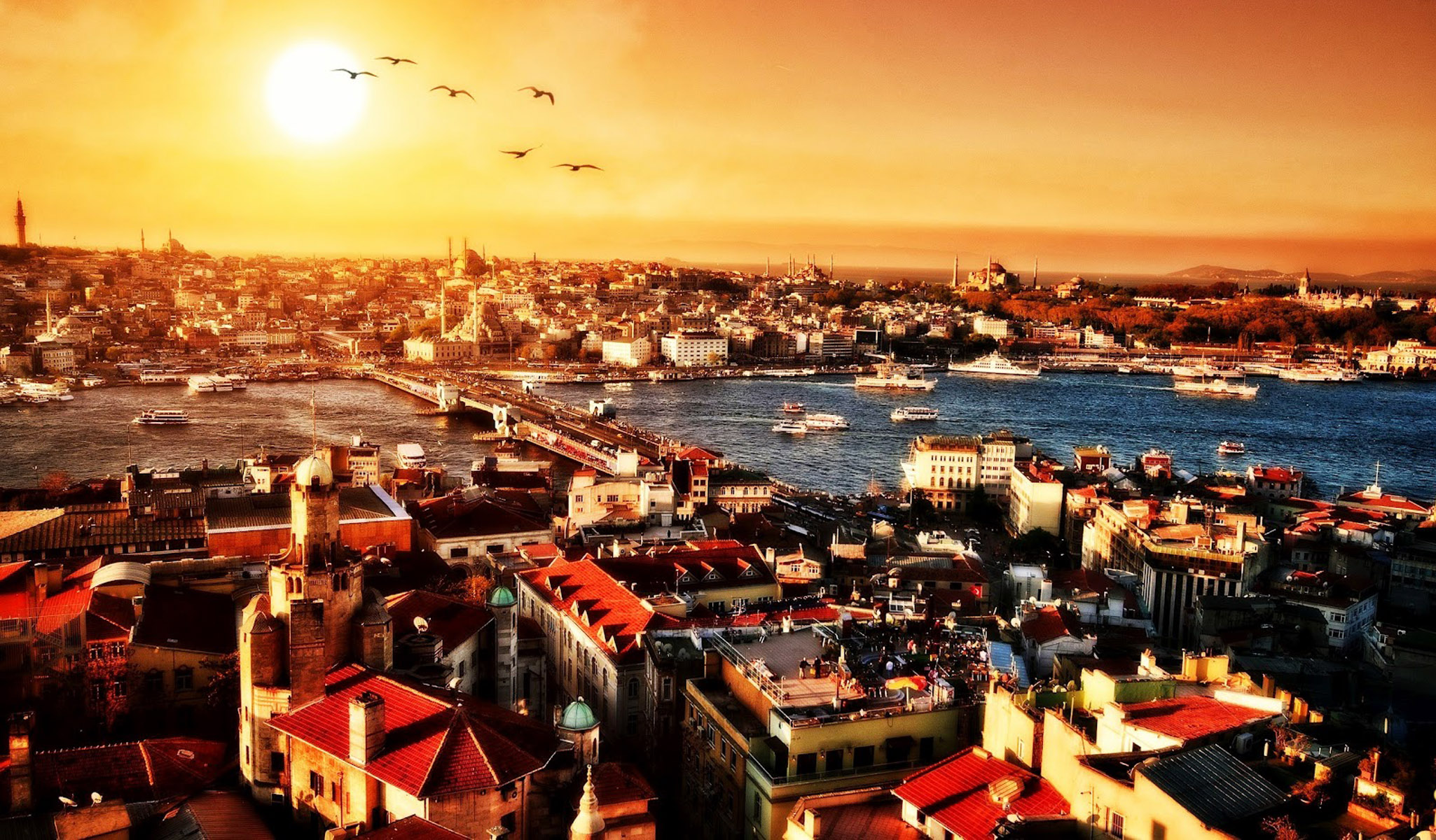 اسطنبول، ويطلق عليها أيضا اسم استانبول، واسمها القديم القسطنطيينية، كانت عاصمة عدة امبراطوريات حكمت قلب العالم على مدار التاريخ، هي اسطنبول التاريخ والحضارة والفن، هي اسطنبول اذا، المدينة الوحيدة التي تقع على قارتين