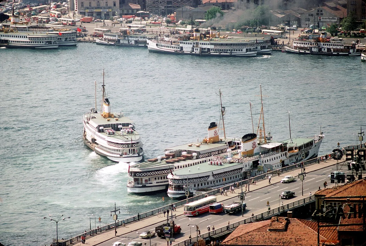 عبّارات «الفابور» راسية عند رصيف إمينونو عند الطرف الجنوبي لجسر غلطة، آب 1976