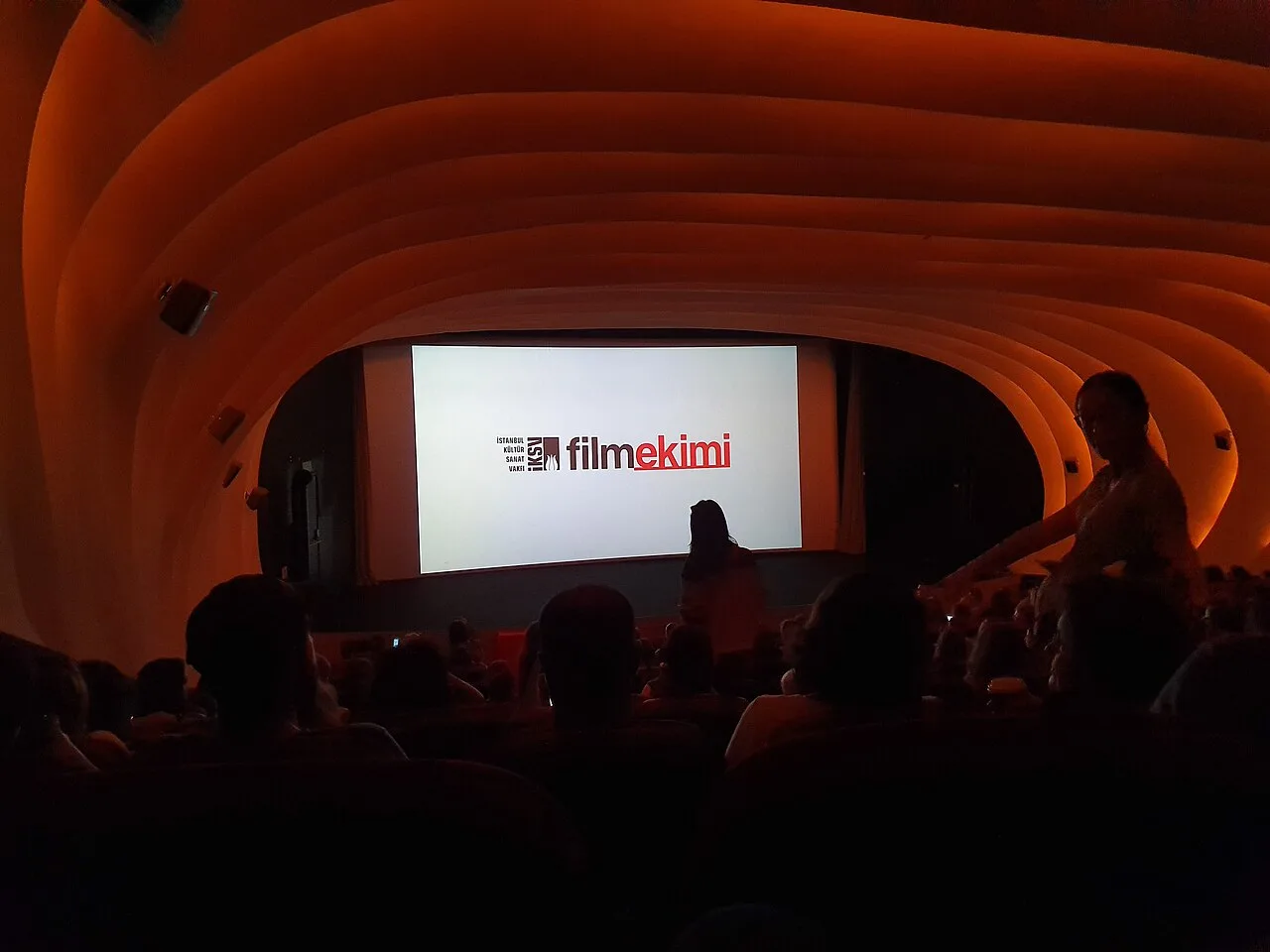 الجمهور في صالة سينما قاضي كوي قبيل عرض فيلم ضمن تظاهرة «فيلم إكيمي» الخريفية، تشرين الأول 2019
