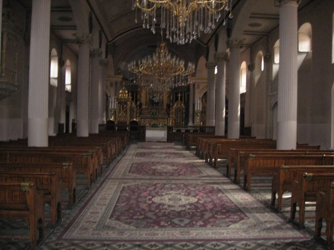 صحن كنيسة السيدة العذراء البطريركية بمقاعده وسجاده الممتد نحو المذبح، تشرين الأول 2006