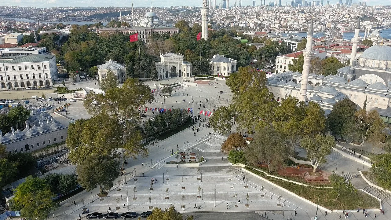 ميدان بايزيد من الأعلى، وبوابة جامعة إسطنبول وجامع بايزيد على طرفيه، تشرين الأول 2022