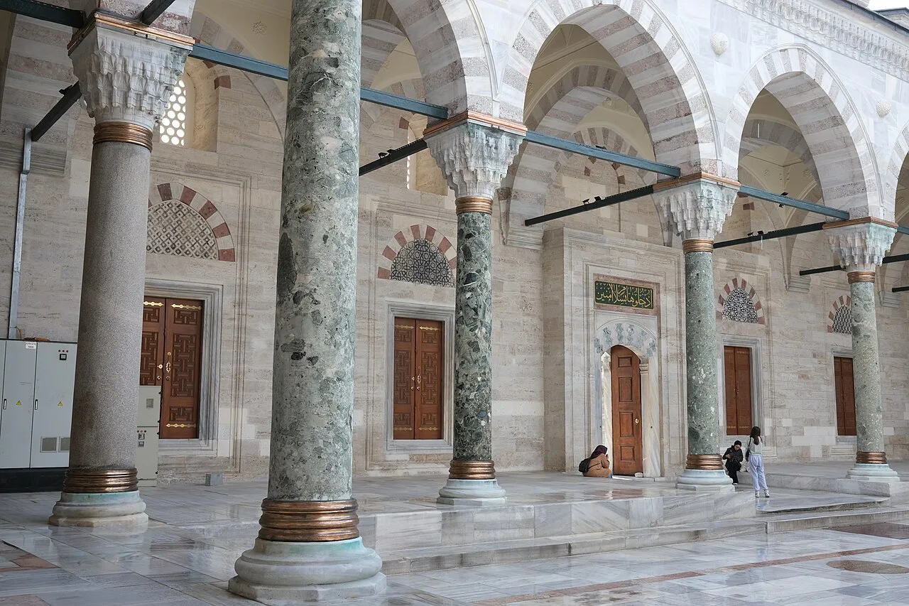 رواق صحن جامع بايزيد بأعمدته الرخامية الملوّنة وعقوده، تموز 2022