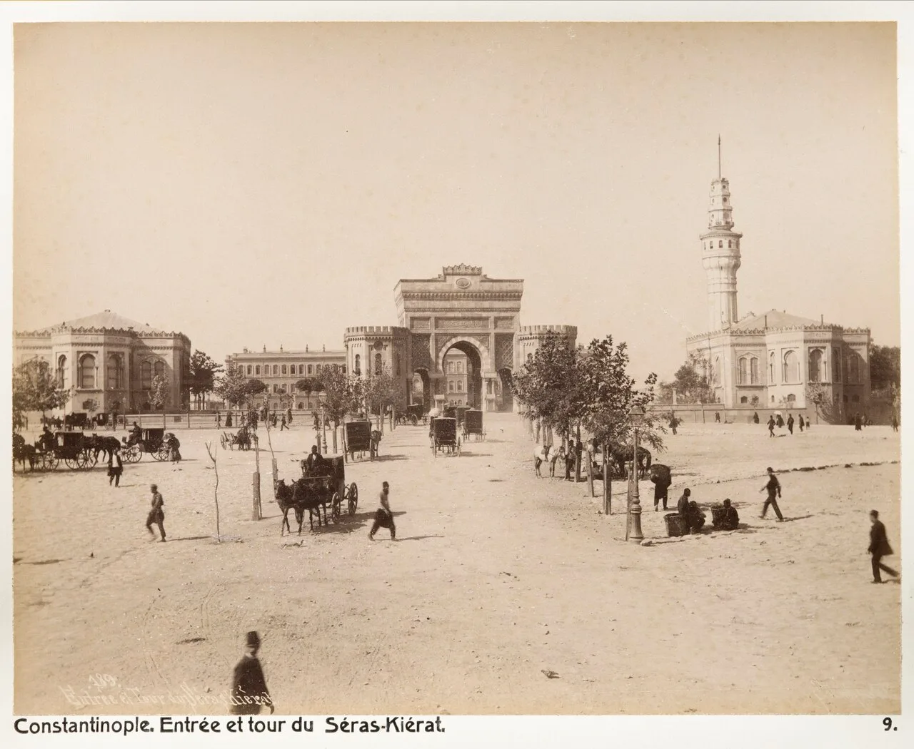 بوابة نظارة الحربية وبرج بايزيد والميدان الواسع أمامهما، 1901