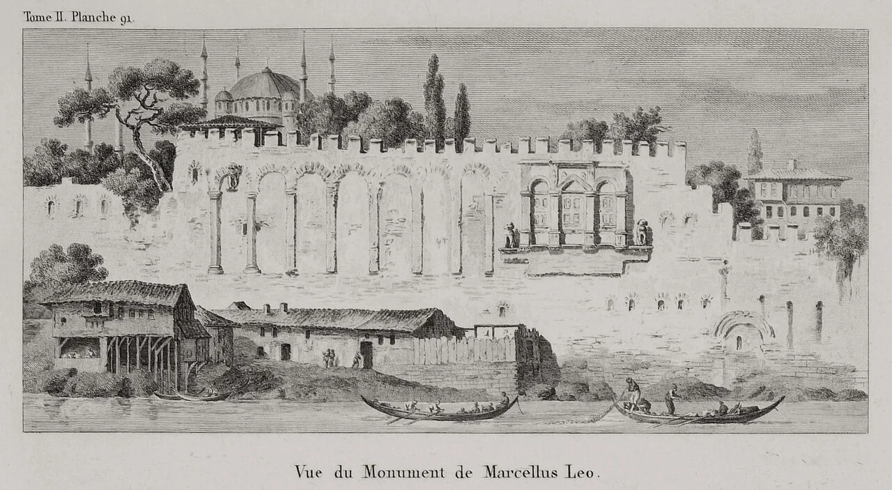 نقش لبقايا قصر بوكوليون فوق الأسوار البحرية ومن أمامه بيوت وقوارب على الشاطئ، 1822