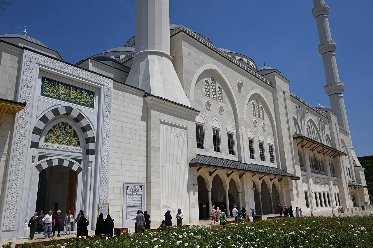 الواجهة الغربية لجامع جاملجة الكبير وحديقتها ومدخل جانبي إلى الفناء، حزيران 2019