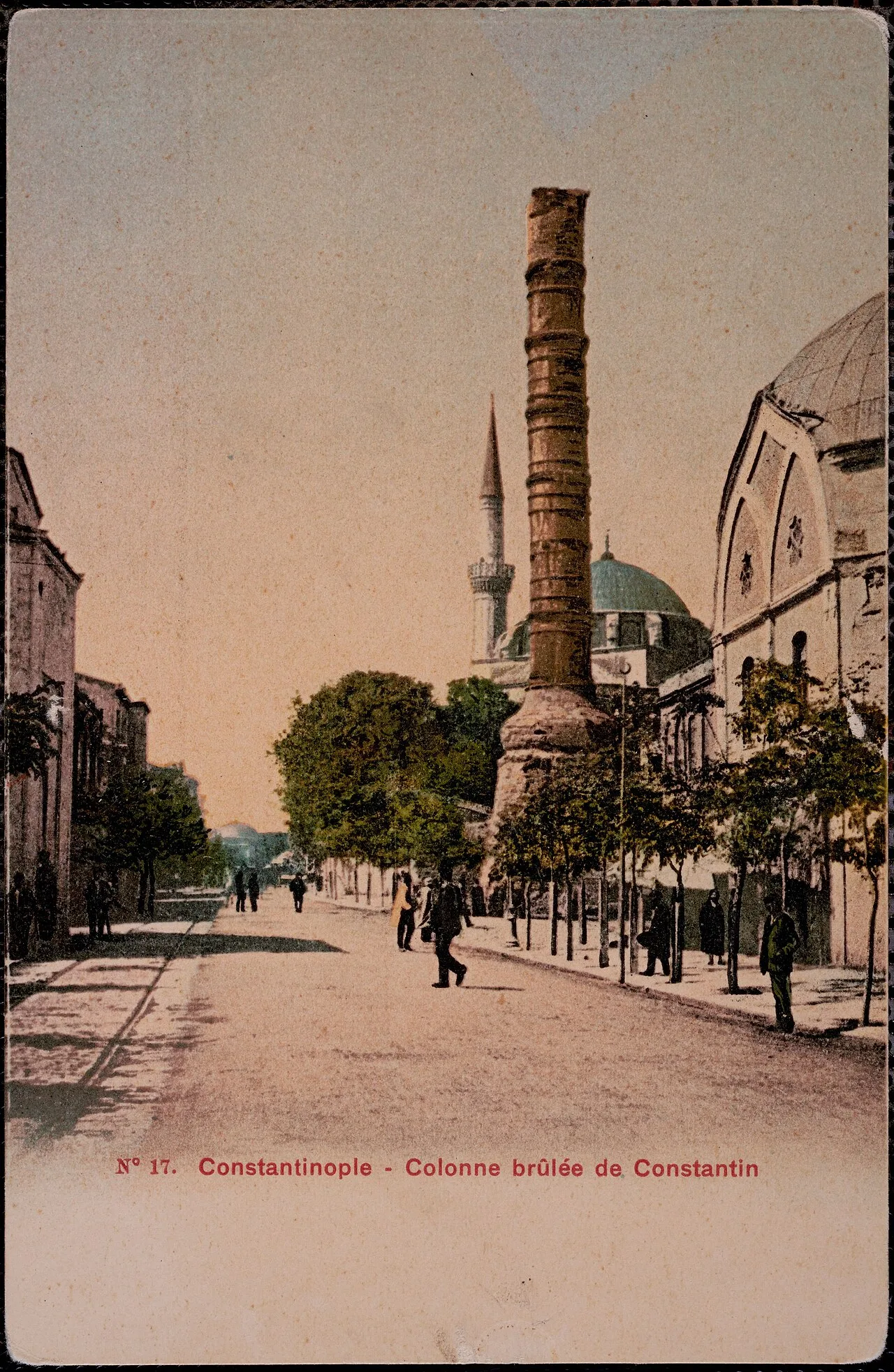 بطاقة بريدية ملوّنة لعمود قسطنطين «العمود المحروق» وشارع ديوان يولو، بين 1900 و1907
