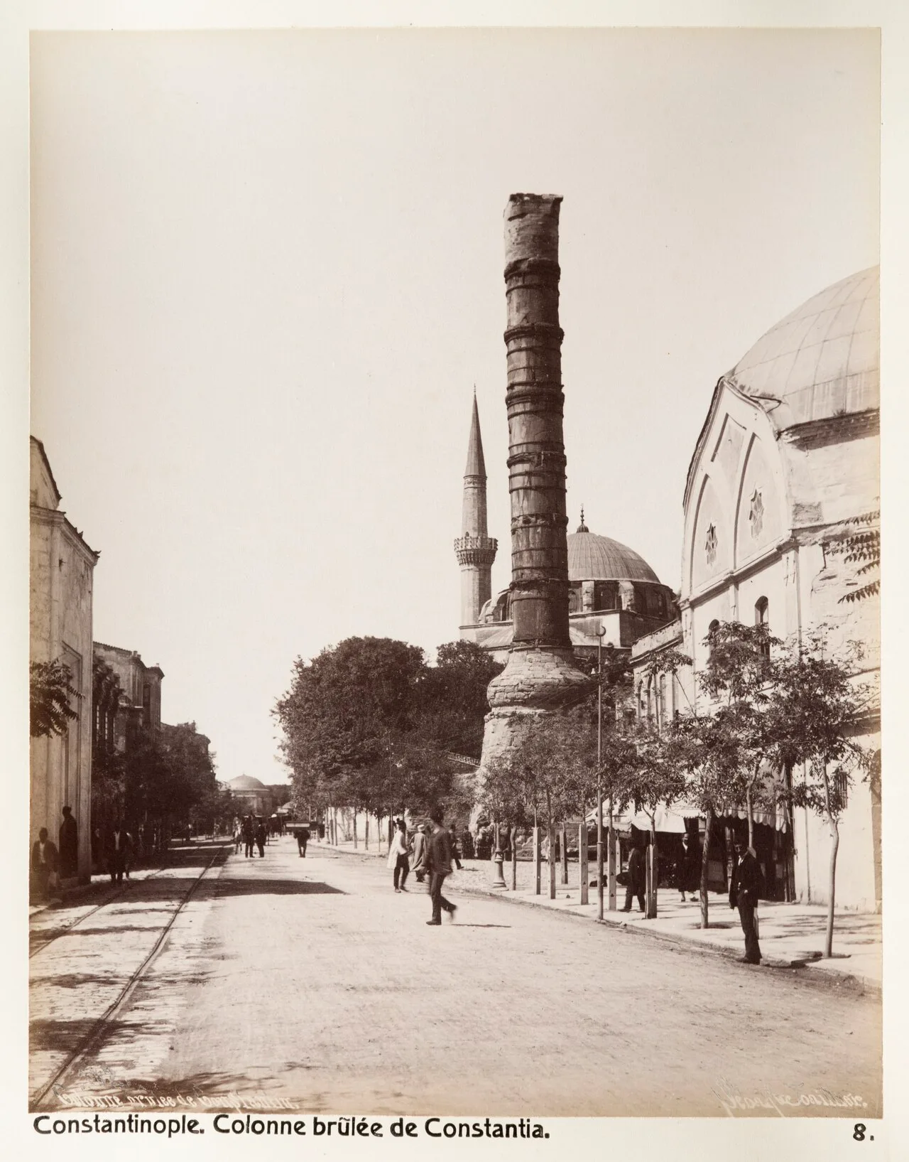 صورة فوتوغرافية لعمود قسطنطين والشارع والجامع المجاور له، 1901
