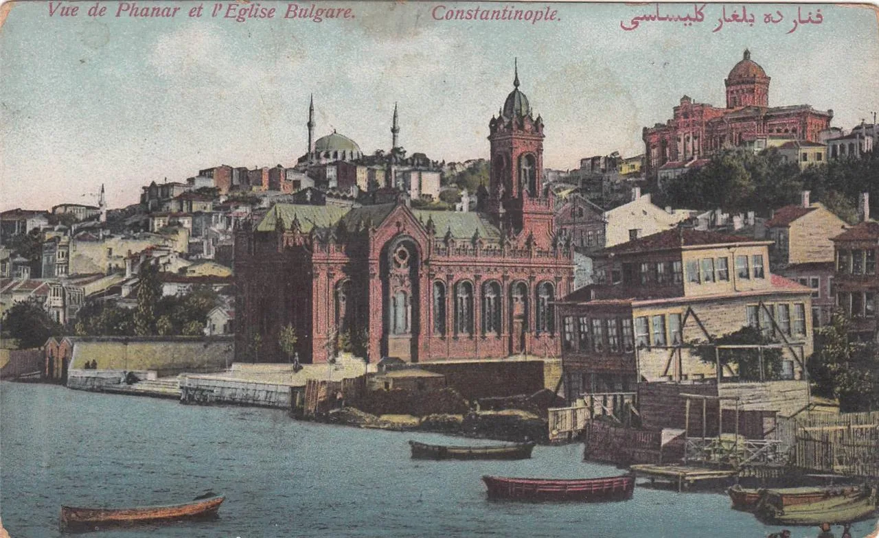 بطاقة بريدية للفنار نحو 1900، في مقدّمتها الكنيسة الحديدية البلغارية، وعلى التلة مبنى المدرسة الحمراء