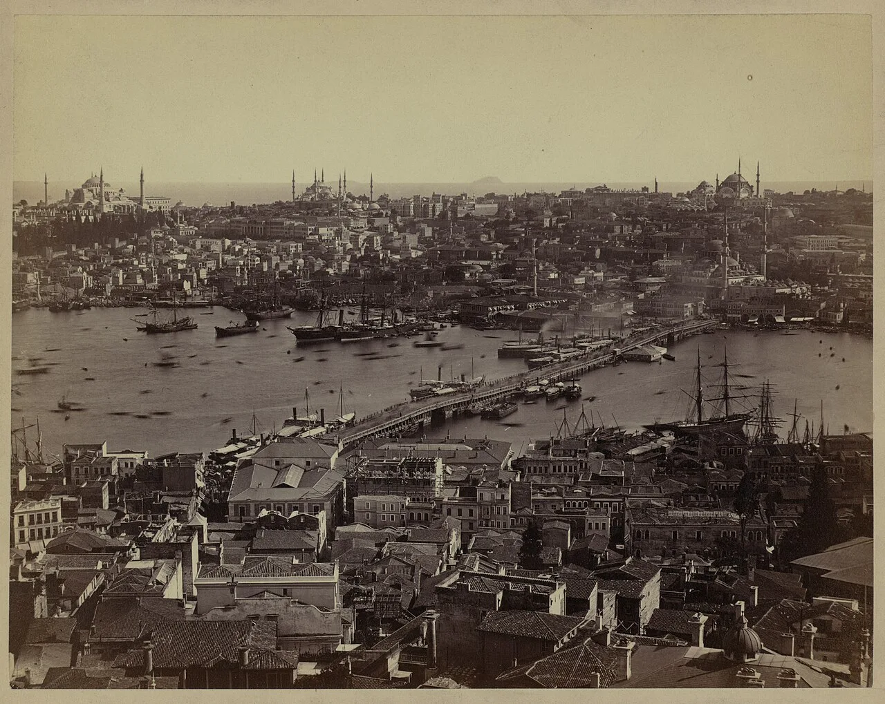 جسر غلطة القديم فوق القرن الذهبي والمدينة التاريخية خلفه، صورة فوتوغرافية من 1876