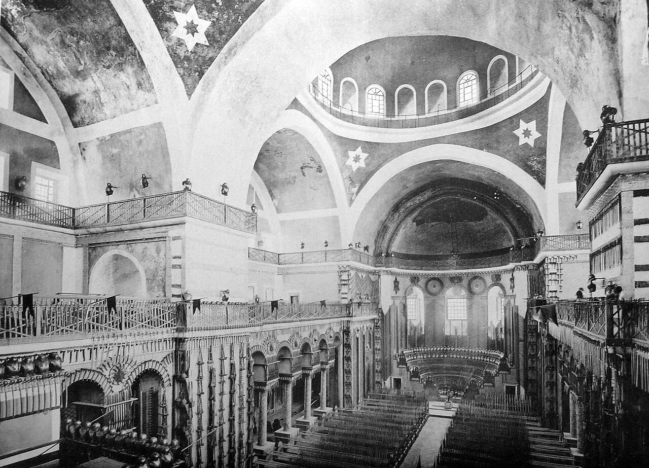 صورة قديمة لداخل آيا إيريني وقبّتها وحنية مذبحها، نحو 1912