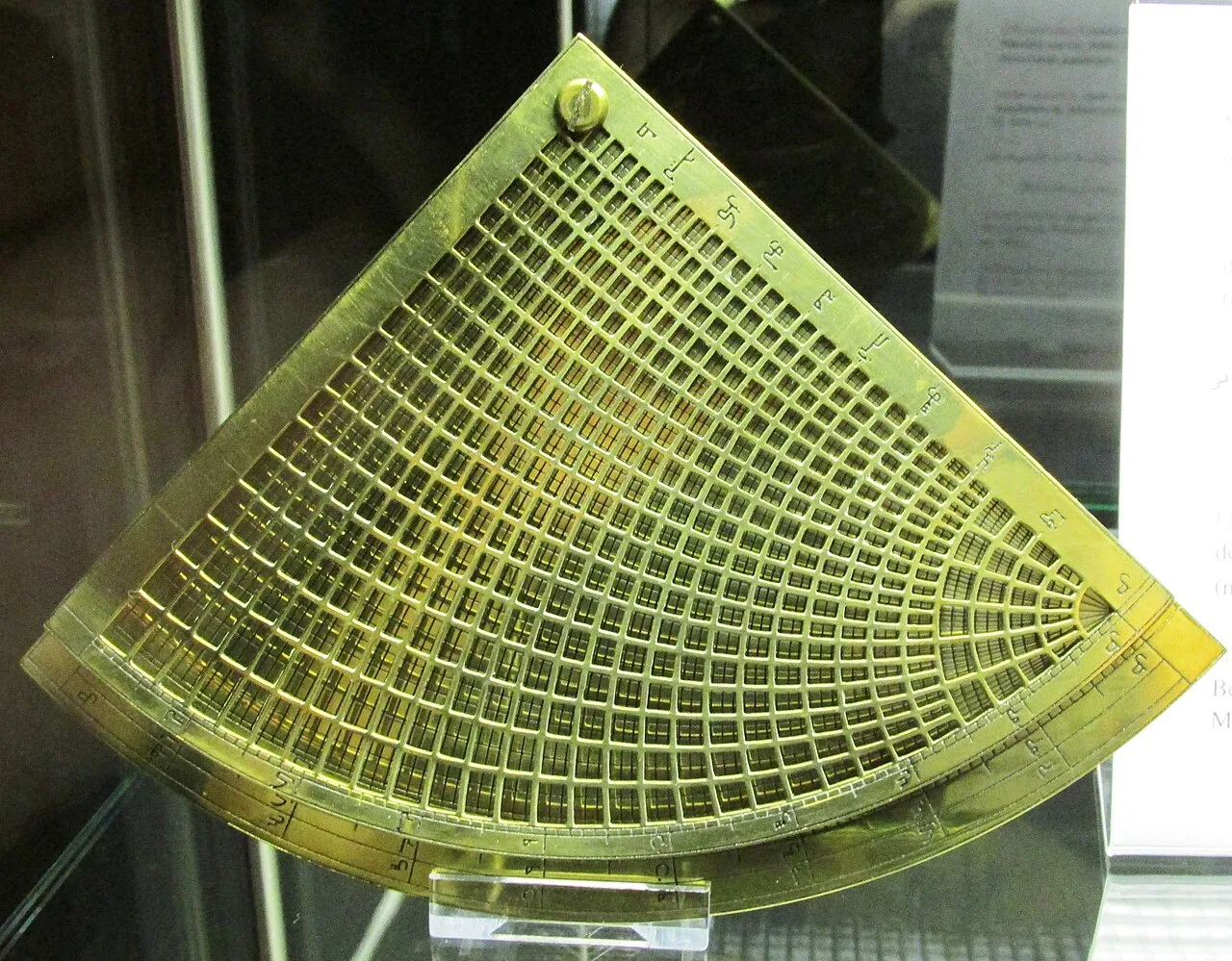 نموذج ربع مزدوج نحاسي صُنع على وصف جمال الدين المارديني، معروض في واجهة زجاجية، أيار 2014
