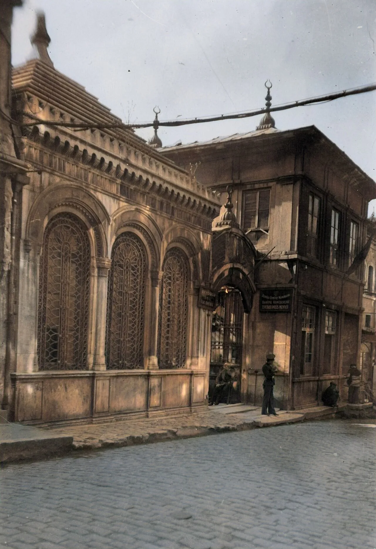 صورة قديمة لُوّنت حديثًا لواجهة التكية المولوية في غلطة من الشارع المرصوف