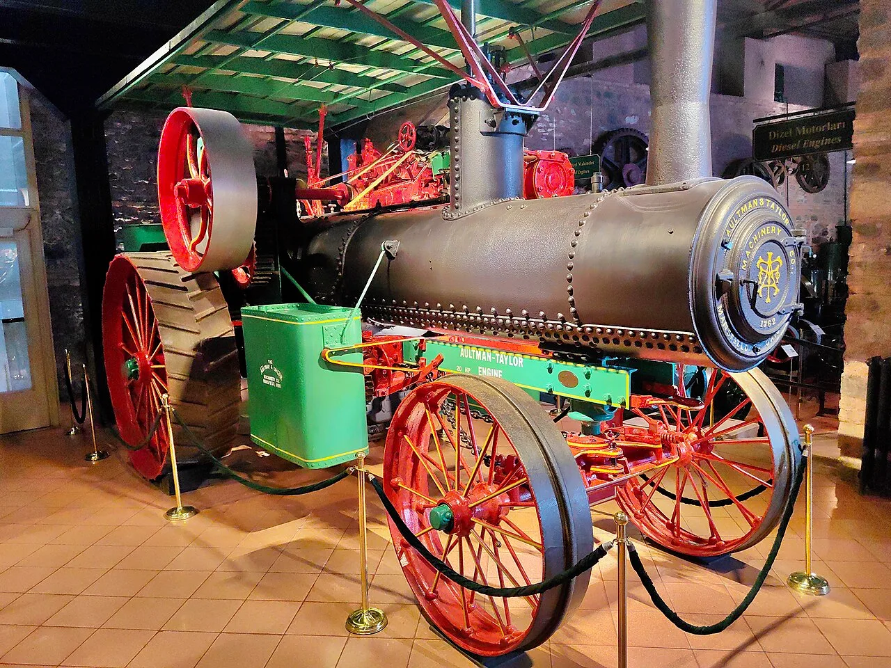 جرّار بخاري أحمر وأسود من صنع 1910 معروض في متحف رحمي م. كوتش، آذار 2026