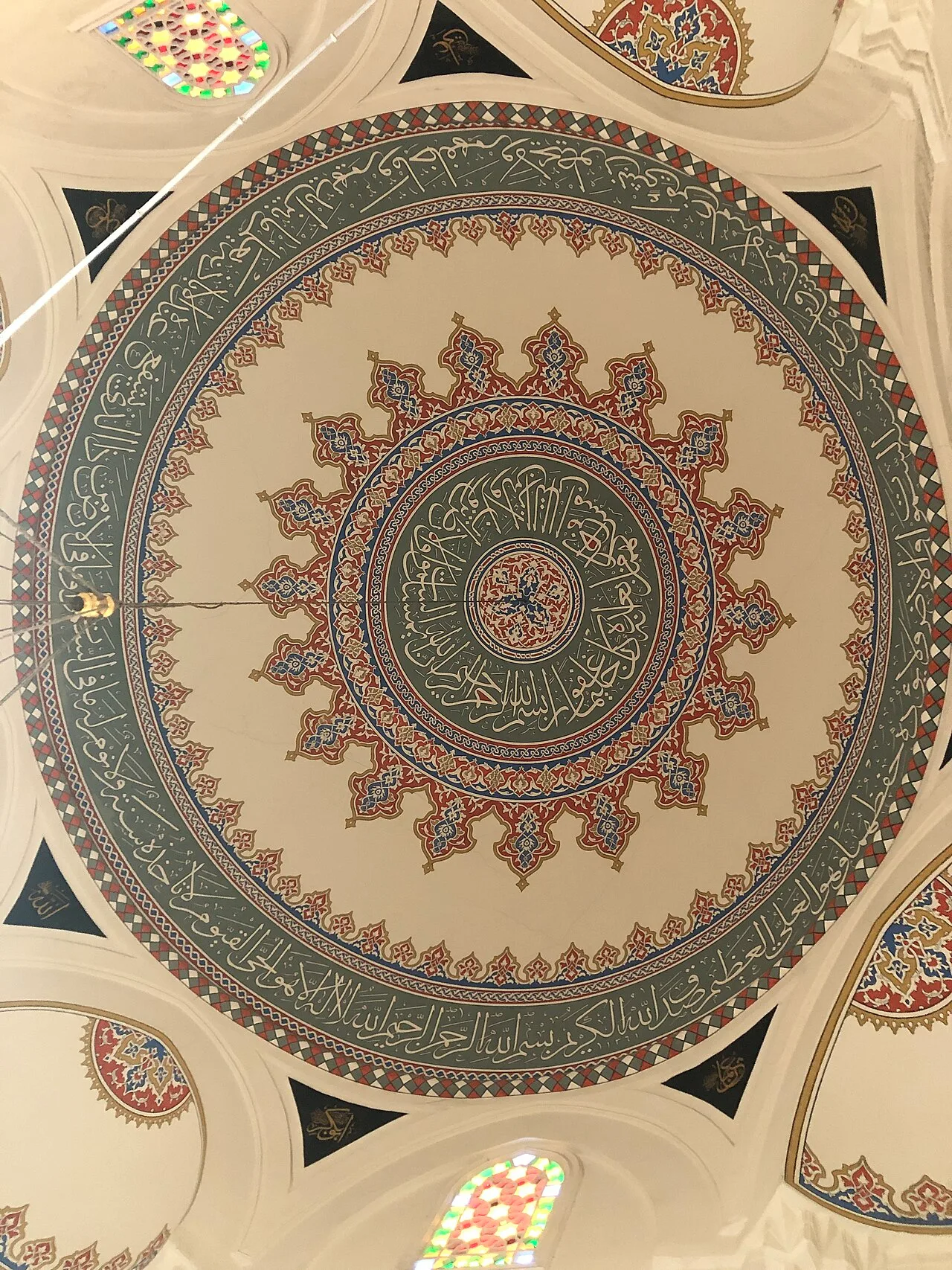 قبة جامع شمسي باشا من الداخل بزخارفها النباتية الملوّنة، تشرين الأول 2025