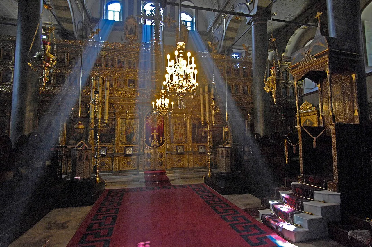 أشعة الشمس تنفذ إلى صحن كنيسة القديس جاورجيوس وتضيء حامل الأيقونات المذهّب، أيلول 2006