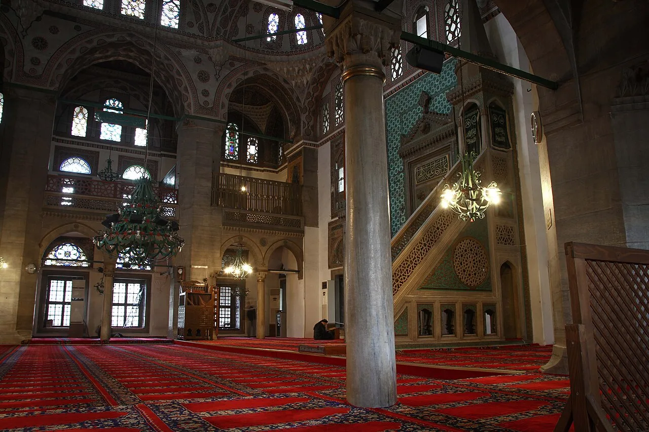 قاعة الصلاة في جامع يني والدة بأعمدتها والمنبر وسجادها الأحمر، تشرين الأول 2013